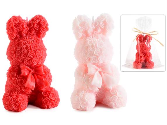 Vela en forma de conejo con lazo y superficie de rosa.