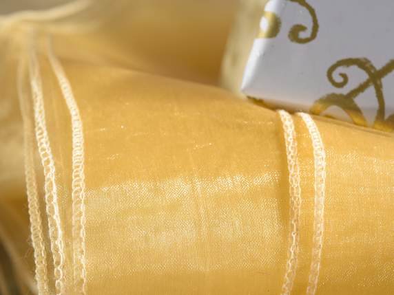 Drapeado en tela de organza dorada con dobladillo