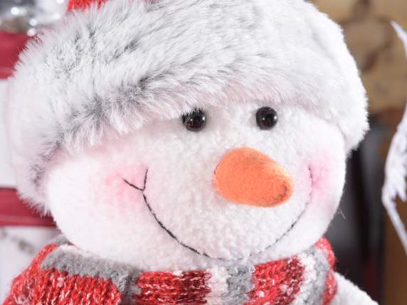 Bonhomme de neige avec écharpe tricotée, bonnet et mitaines