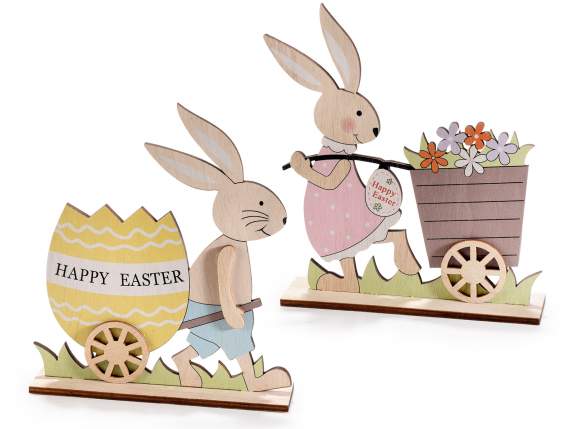 Lapin en bois coloré avec chariot et décorations de Pâques