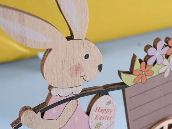 Lapin en bois coloré avec chariot et décorations de Pâques
