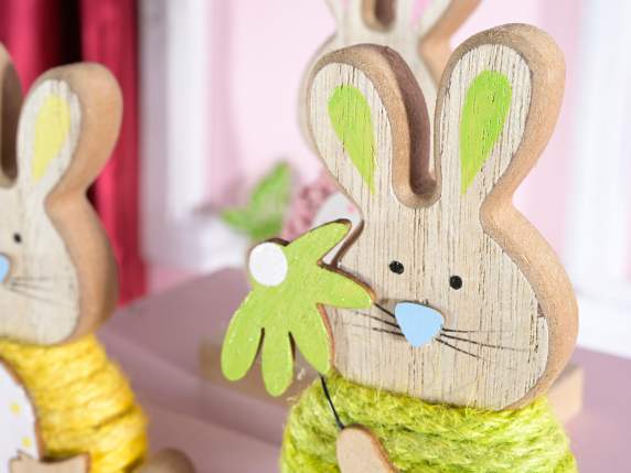 Lapin de Pâques en bois avec robe en corde colorée
