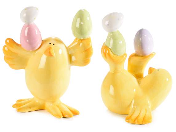 Poussin jonglant avec des œufs en céramique colorés à placer