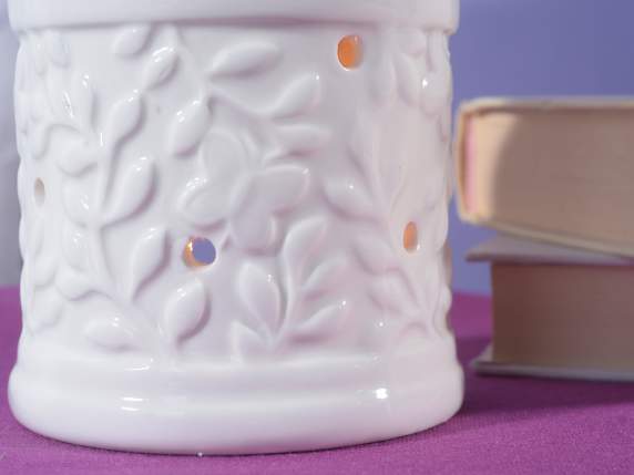 Verbrennt Essenzen in weißer Keramik mit Reliefdekorationen