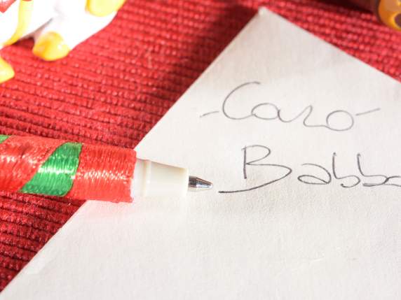 Kugelschreiber mit hölzerner Weihnachtsfigur auf dem Display