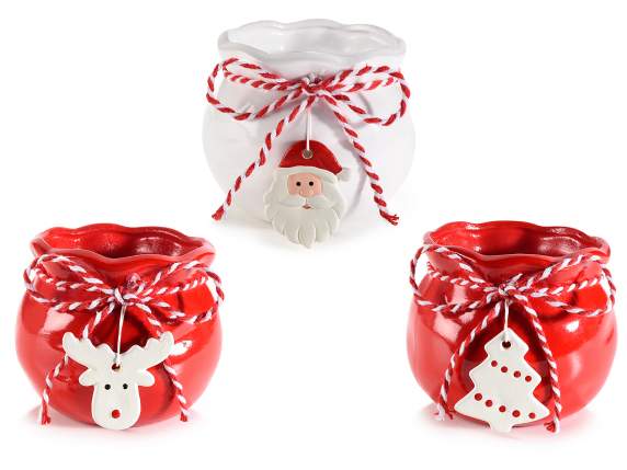 Keramikvase mit Schleife und Weihnachtsanhänger