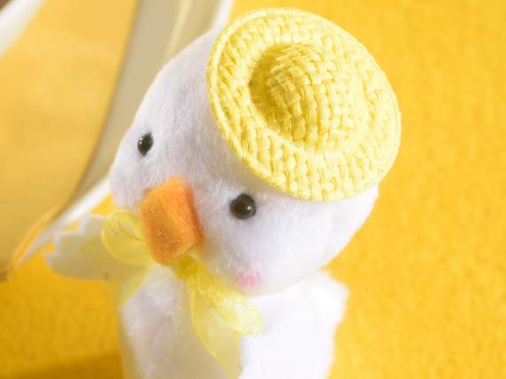Chick with hat and organza bow to put on