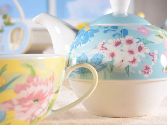 Porcelain cup and teapot set with floral decorations