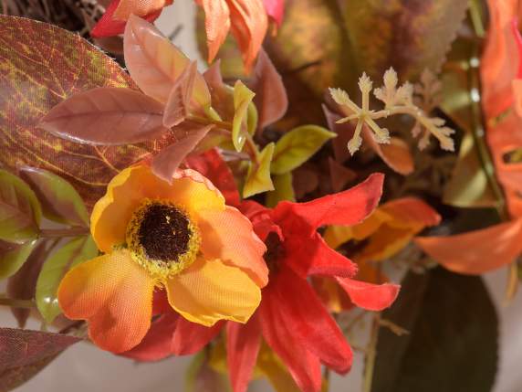 Ghirlandă din lemn cu flori artificiale și fundă de iută