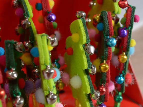 Bolígrafo de árbol de Navidad de tela con campanas en exhibi