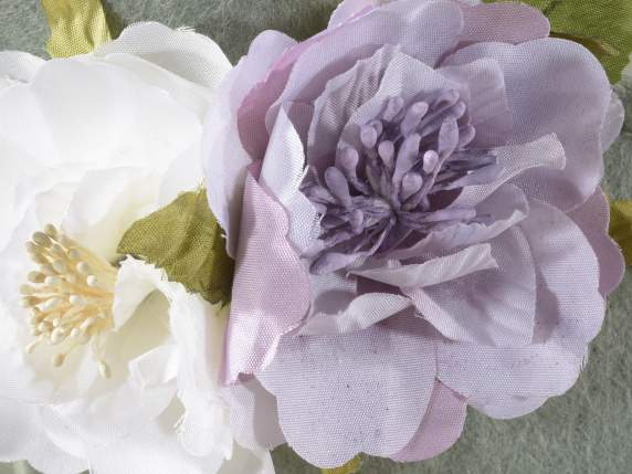 Lapin en tissu rembourré avec des fleurs sur une base en boi