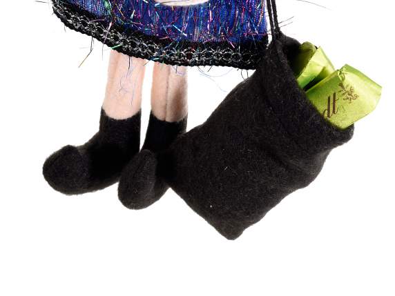 Vrăjitoare-Befana cu pungă de bomboane și mătură agățată