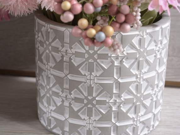 Vaza de ciment lucrata cu decoratiuni de majolica