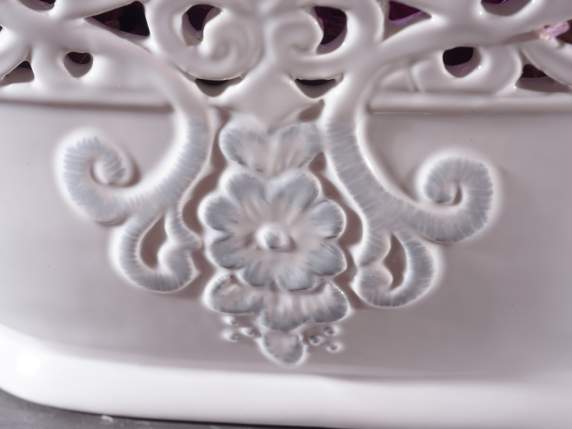 Jarrón ovalado de cerámica pulida con borde decorado y relie