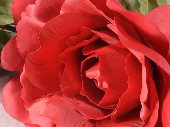 Ghirlanda de stofa din trandafiri rosii si muguri de agatat