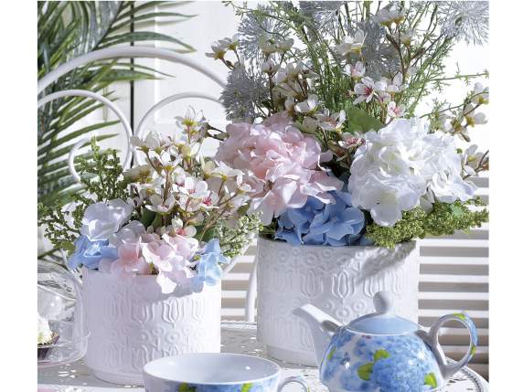 Ensemble de 2 vases en céramique blanche avec décors en reli