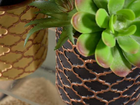 Vase en ciment coloré à décors dorés en relief