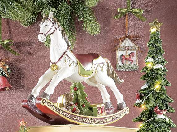 Cavallo a dondolo in resina colorata con decori natalizi