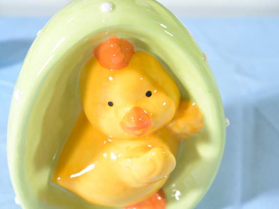 Uovo in ceramica colorata con personaggio pasquale