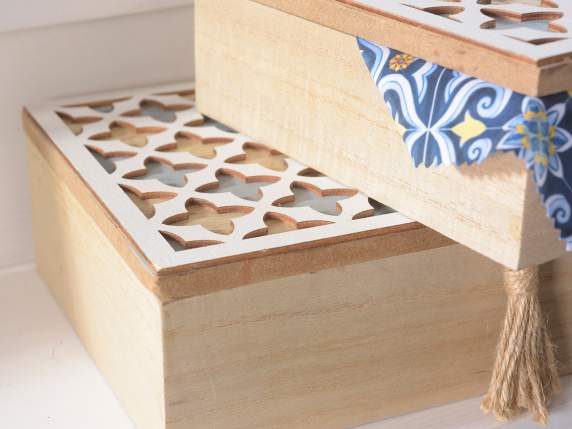 Set 2 scatole in legno con coperchio intagliato e nappina