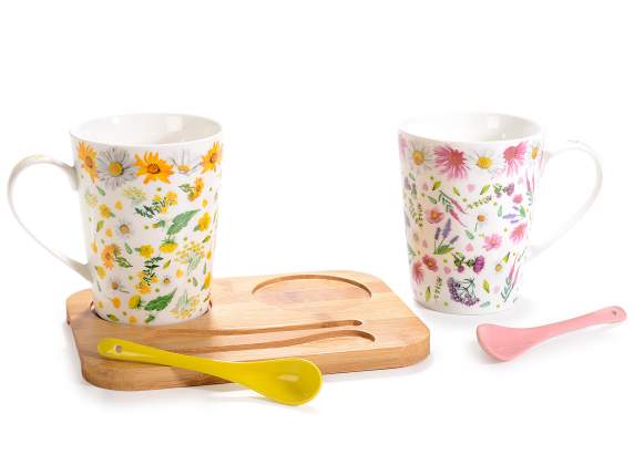 Set 2 tazze con cucchiaini in porcellana su vassoio in legno
