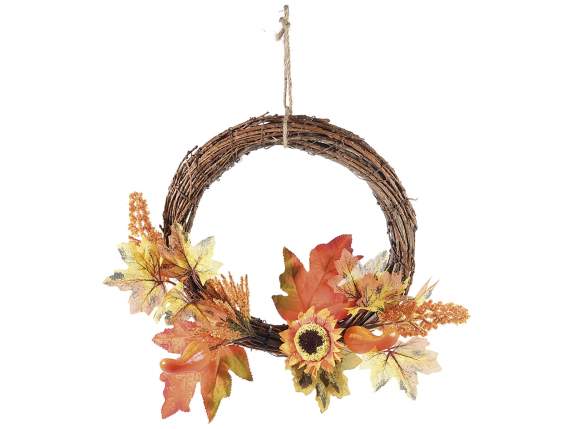 Corona de otoño con calabazas, hojas y flores para colgar.
