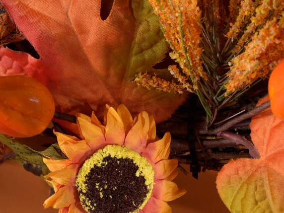 Corona de otoño con calabazas, hojas y flores para colgar.