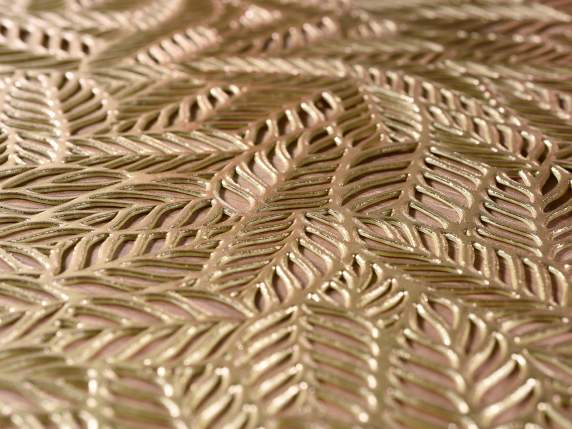 Mantel individual redondo decorado con hojas doradas tallada