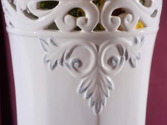 Jarrón de cerámica brillante con borde decorado y relieve.