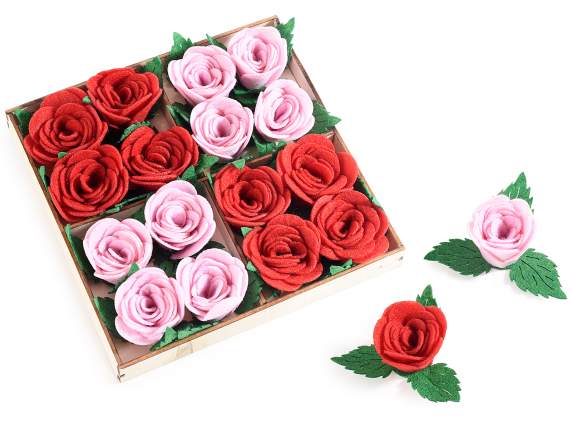 Expositor de madera con 16 rosas de tela con cinta adhesiva