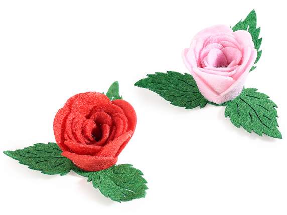 Expositor de madera con 16 rosas de tela con cinta adhesiva