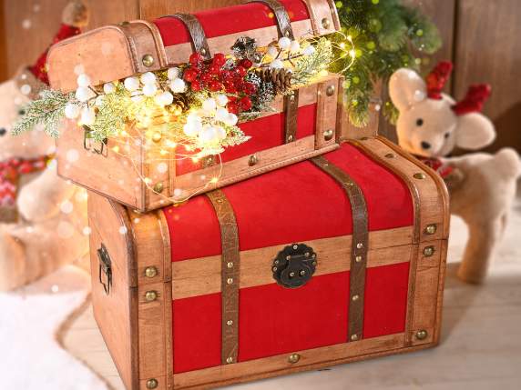 Set de 2 baúles de madera con detalles en terciopelo rojo
