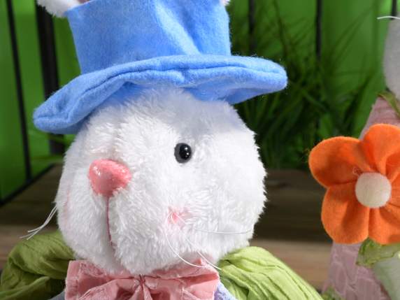 Conejo blanco de piel suave con ropa, flores y zanahoria.