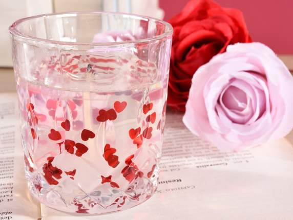 Bougie gel dans un bocal en verre avec des coeurs rouges