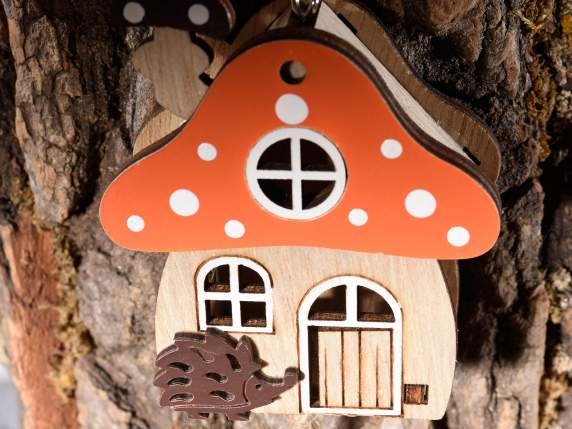 Maison champignon en bois avec pendentif et pomme de pin à s
