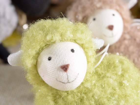 Mouton en polaire colorée douce à poser-accrocher