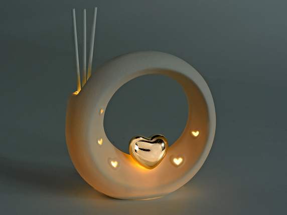 Cercle en porcelaine avec coeur doré, lumières et bâton de p