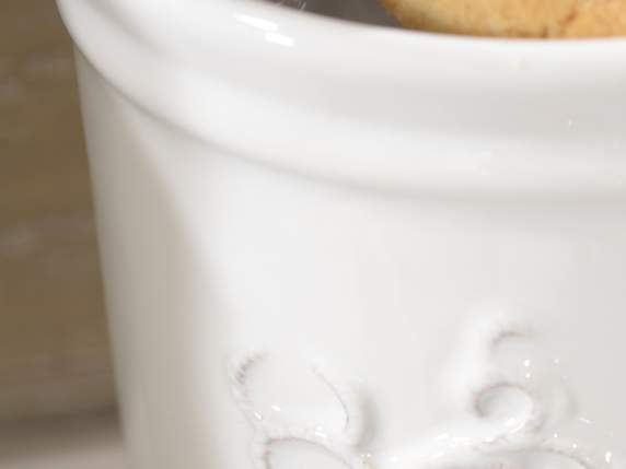 Pot alimentaire en céramique blanche avec décorations en rel