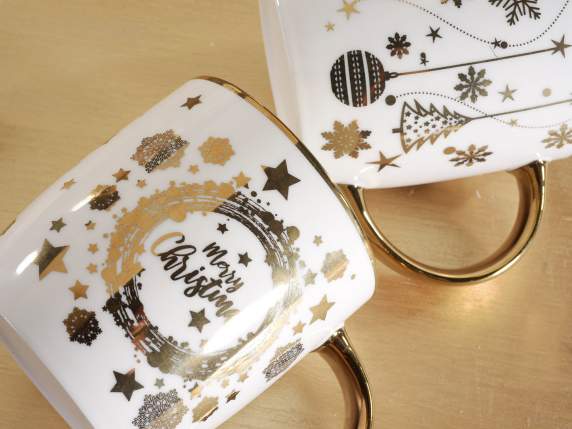 Tasse en porcelaine avec décorations de Noël dorées dans une