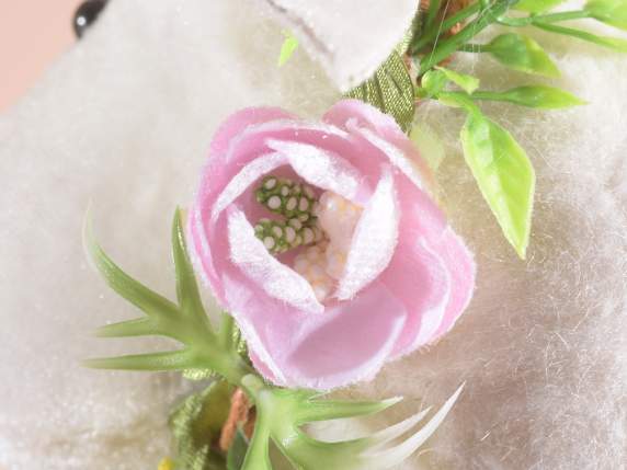 Oaia imbracata in lana fiarta cu flori artificiale