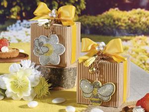 Cajas de regalo con llaveros con temática de miel.