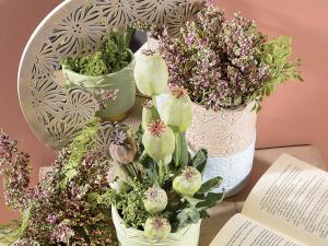 Vases et fleurs artificielles