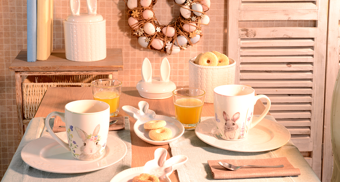 Tazas de cerámica para el desayuno de Pascua.