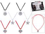 Collana in corda con charm in metallo inciso e smaltato