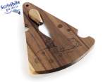 Tabla de cortar queso de madera con cuchillo