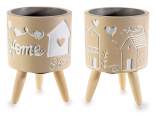 Vaso in cemento su treppiede in legno con scritta Home