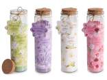 Vela perfumada con flor en relieve en tarro de cristal.