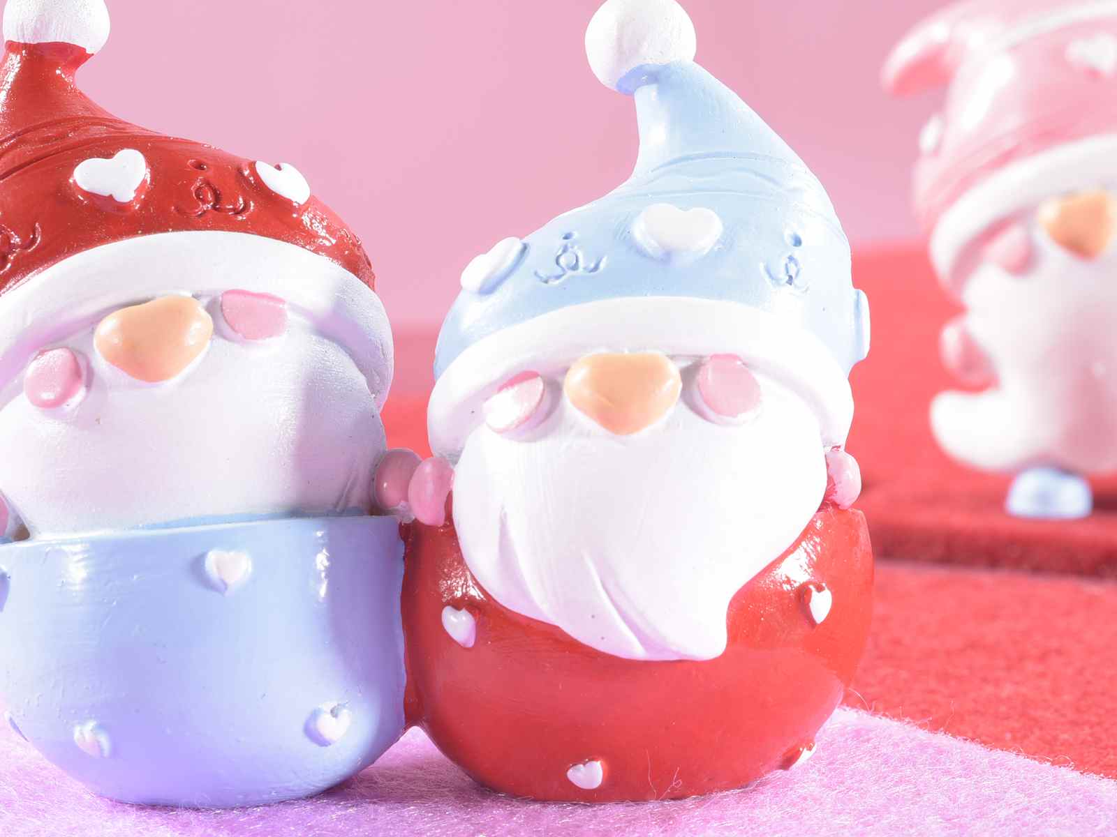 Pareja de gnomos enamorados en resina coloreada () - Art From Italy
