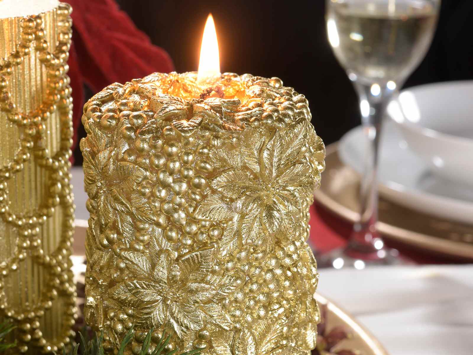 Grande bougie dorée avec décorations en relief en emballage (14.14