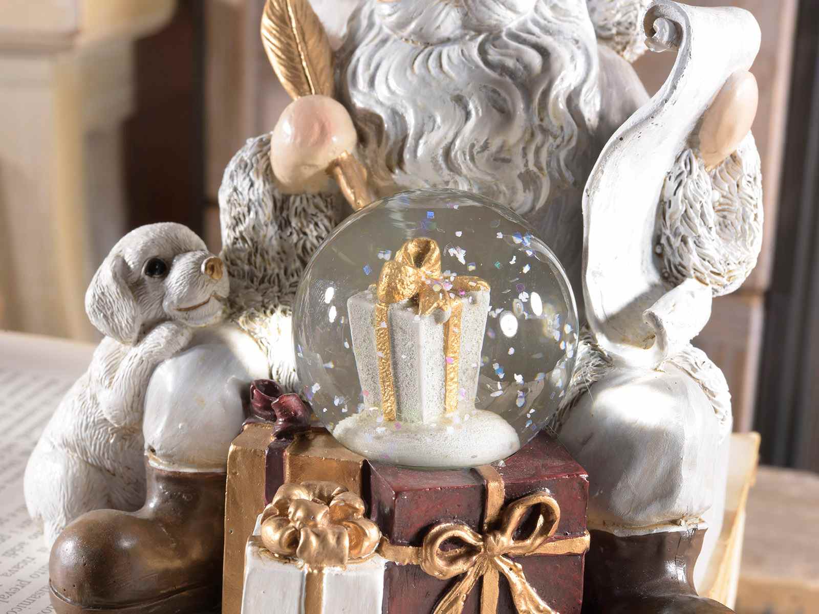 Père Noël avec coffrets cadeaux en résine et boule de neige (55.34.92